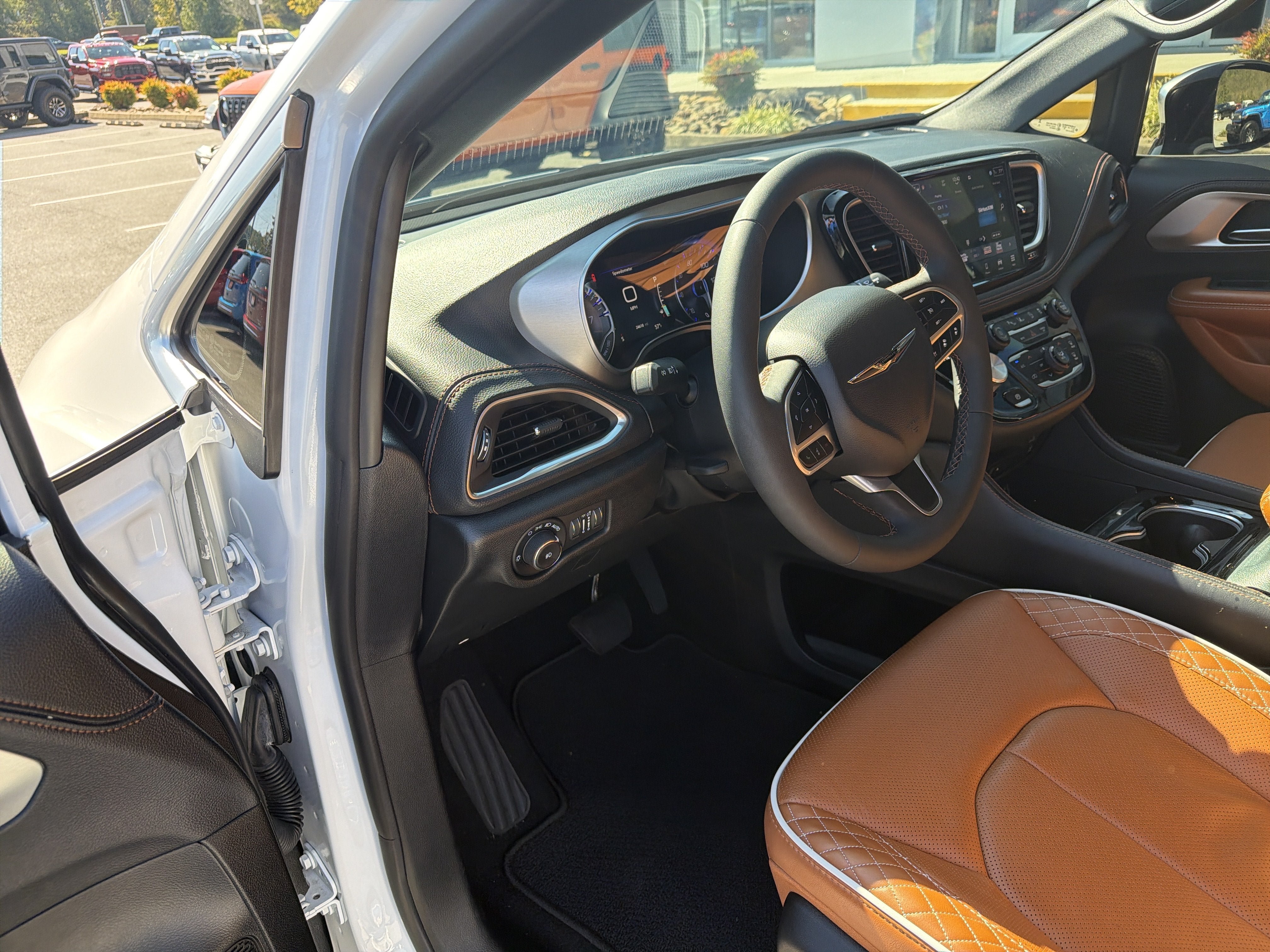 Used 2025 Chrysler Pacifica Pinnacle FWD image 15