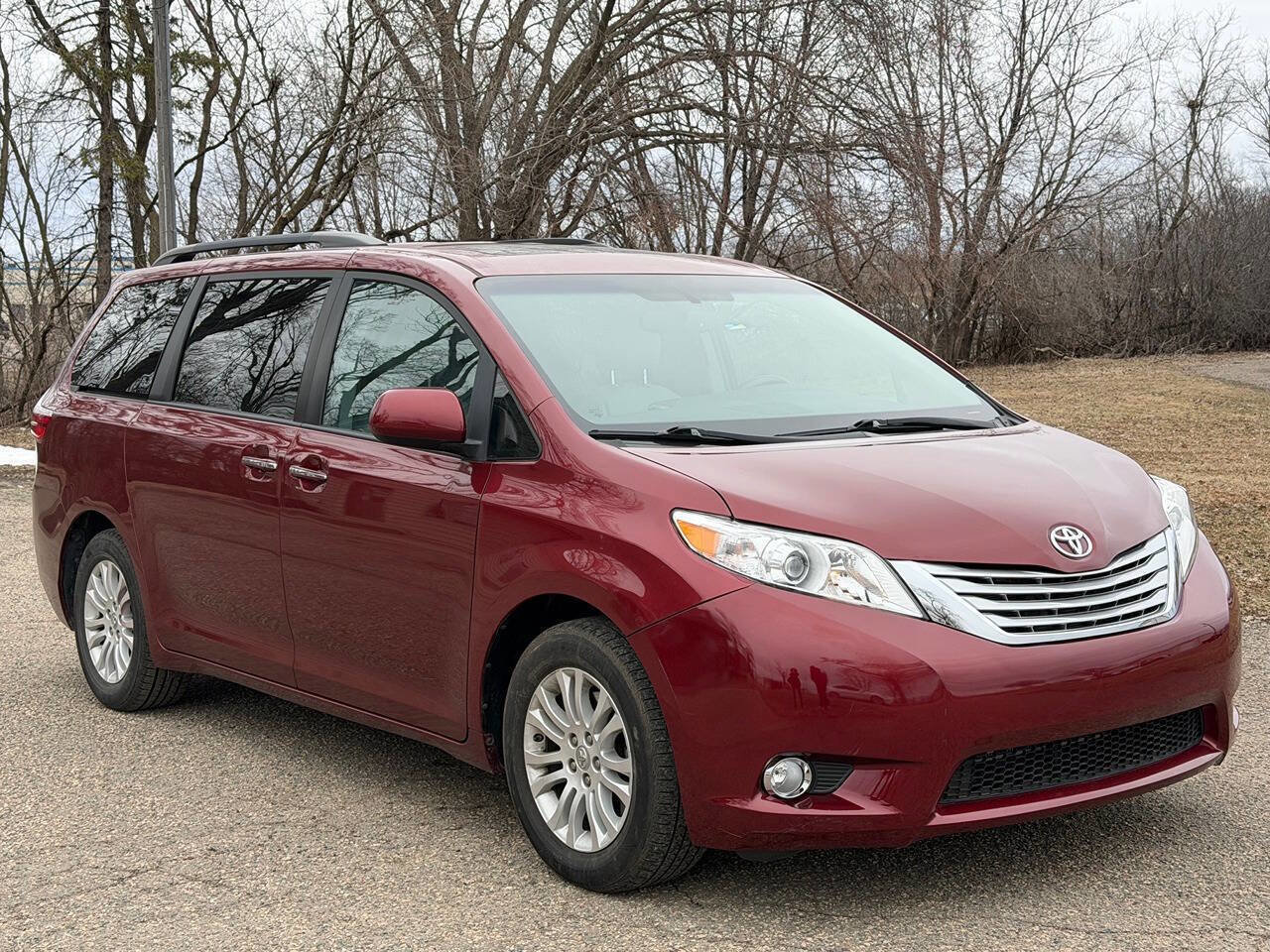 Used 2017 Toyota Sienna XLE image 1