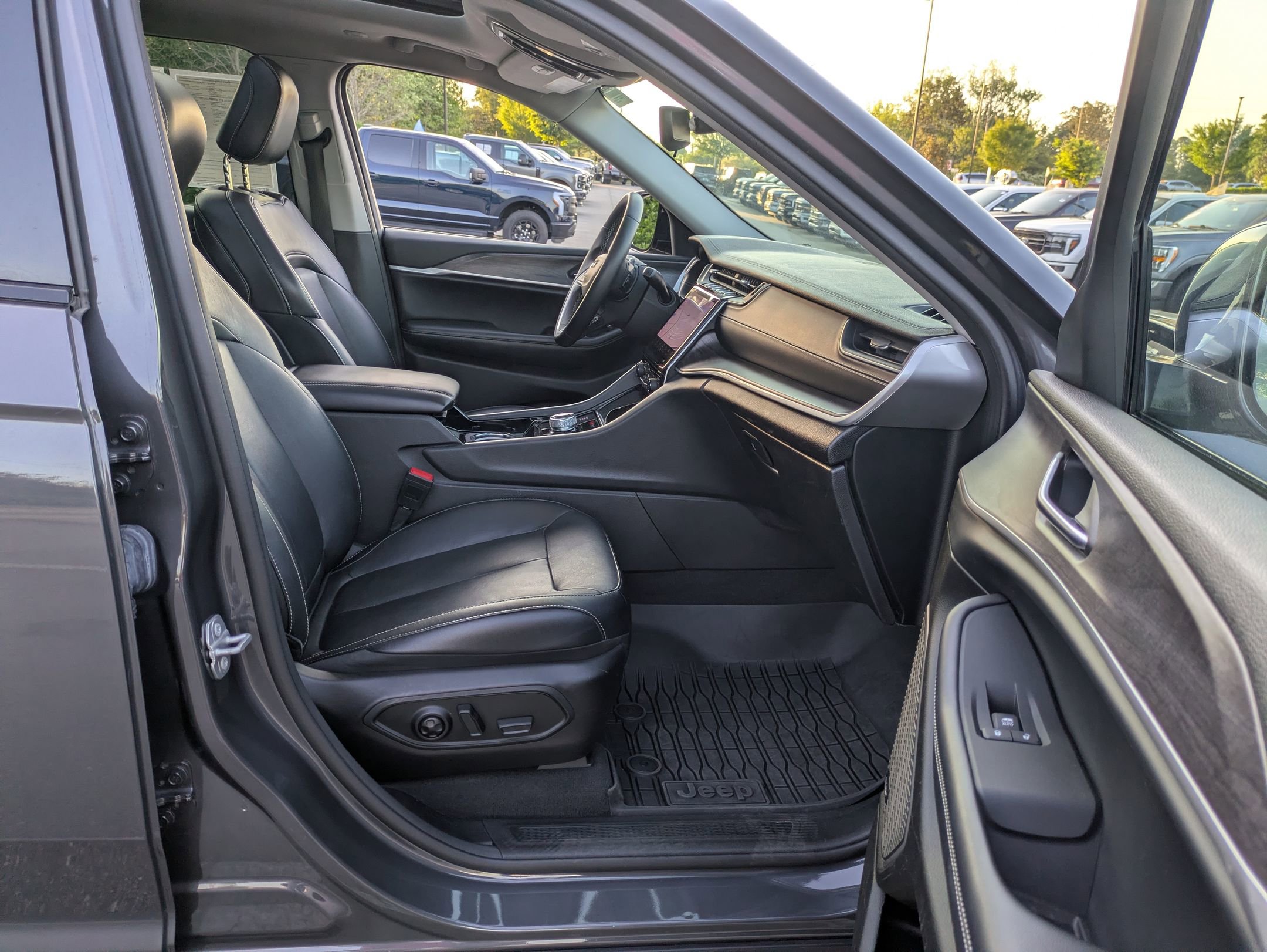 Used 2022 Jeep Grand Cherokee L Limited AWD/4WD image 40