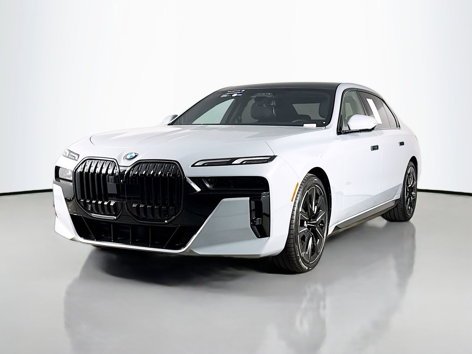 Certified 2025 BMW 740i image 3