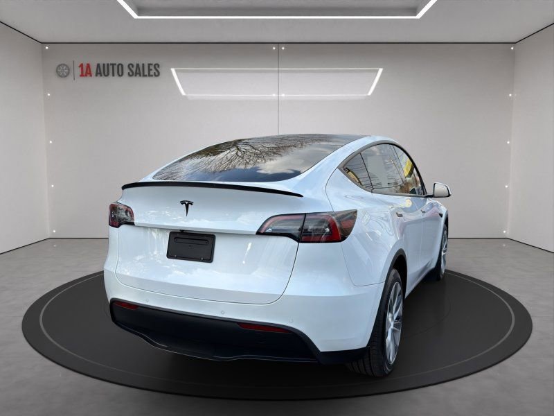 Used 2022 Tesla Model Y Long Range image 5
