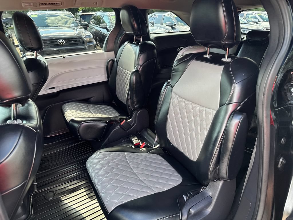 Used 2025 Toyota Sienna LE AWD/4WD image 37