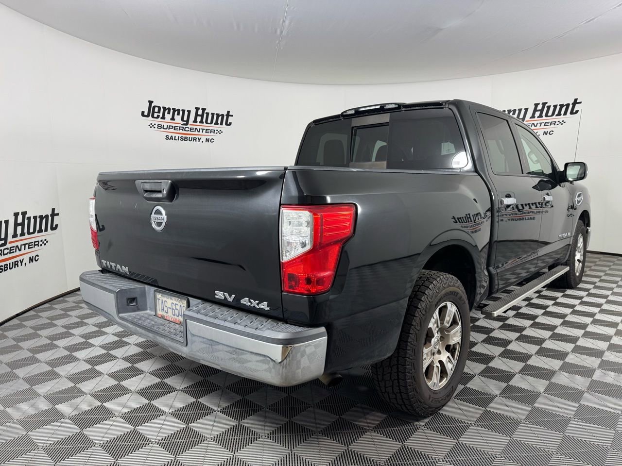 Used 2017 Nissan Titan SV image 8