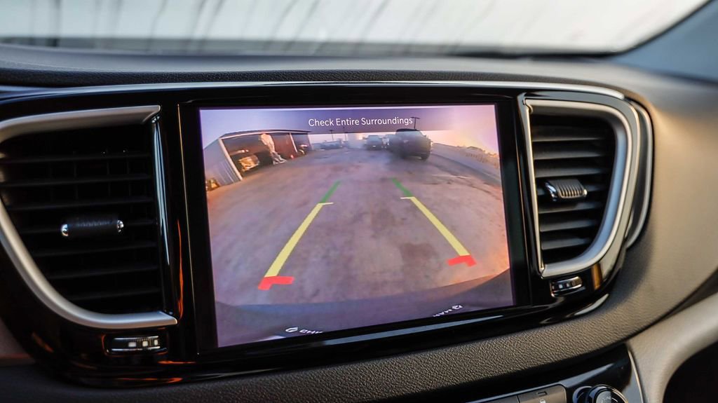 Used 2022 Chrysler Pacifica Touring-L FWD image 29