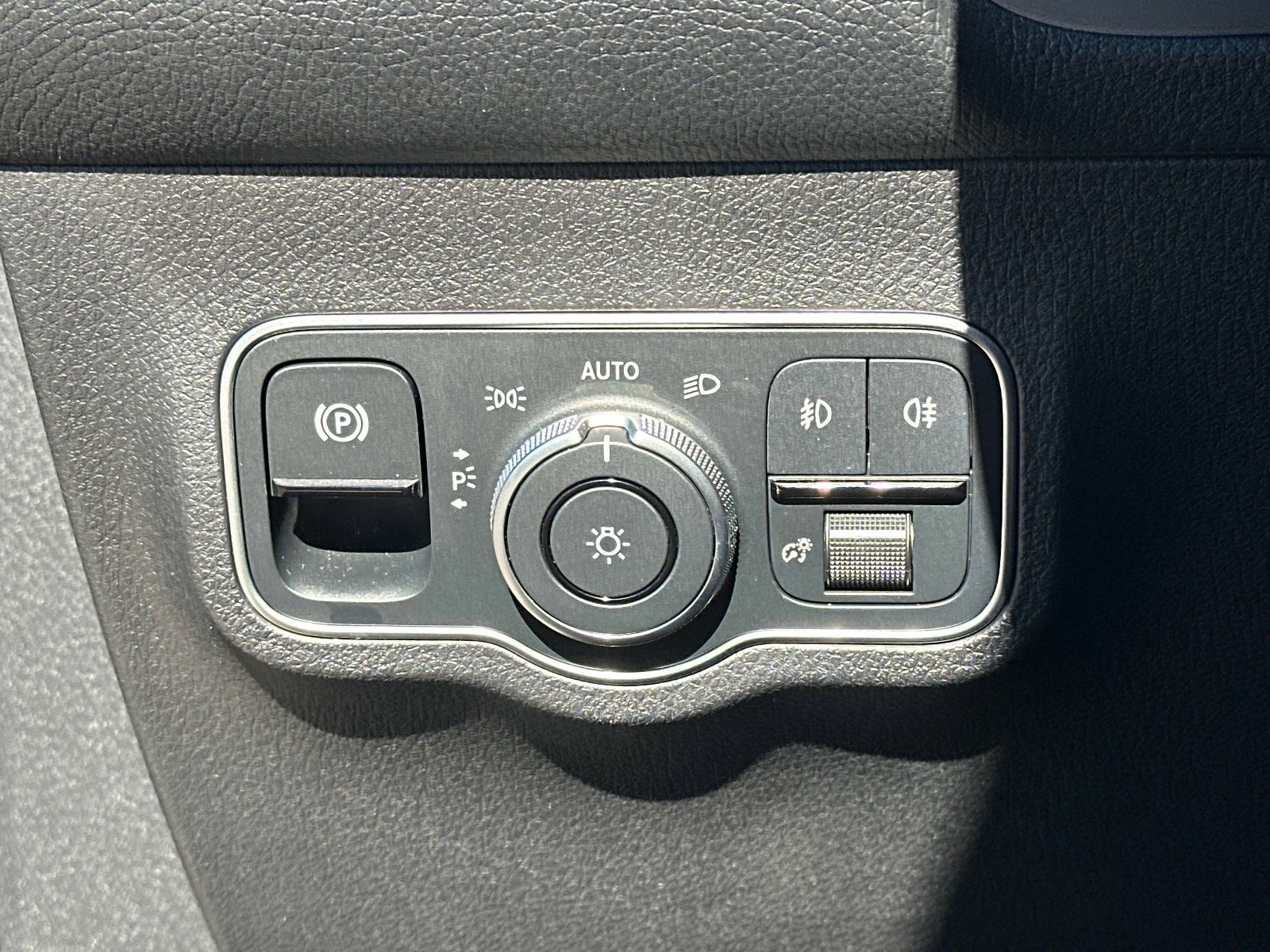 Certified 2025 Mercedes-Benz GLB 250 image 28