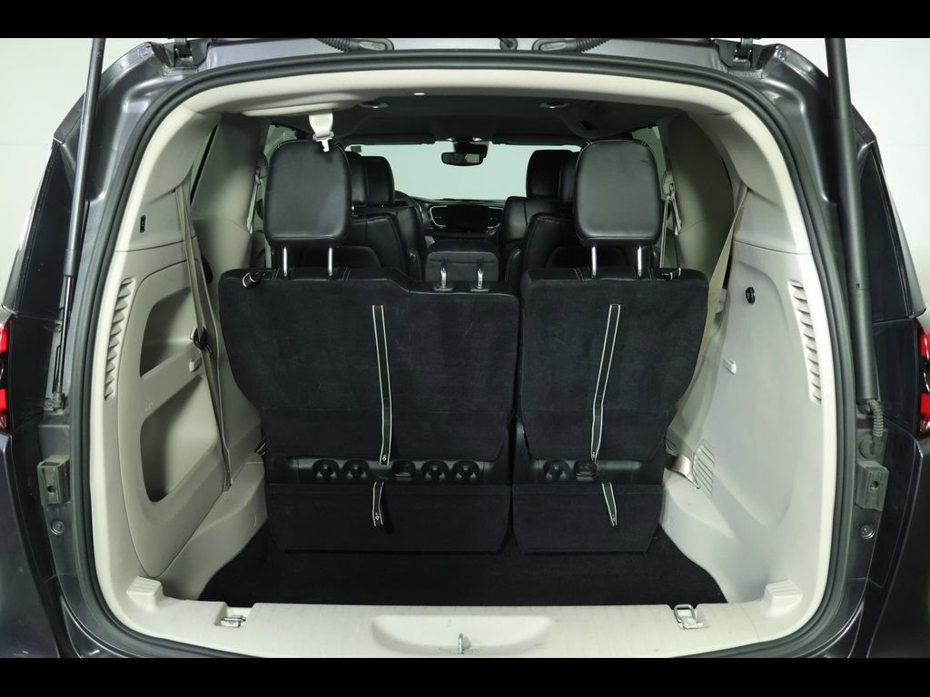 Used 2023 Chrysler Pacifica Touring-L FWD image 9