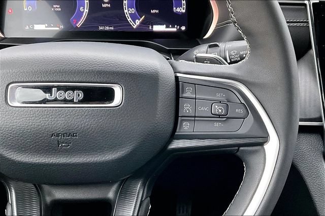 Used 2025 Jeep Grand Cherokee Altitude RWD image 12