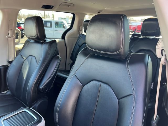 Used 2024 Chrysler Pacifica Touring-L image 14