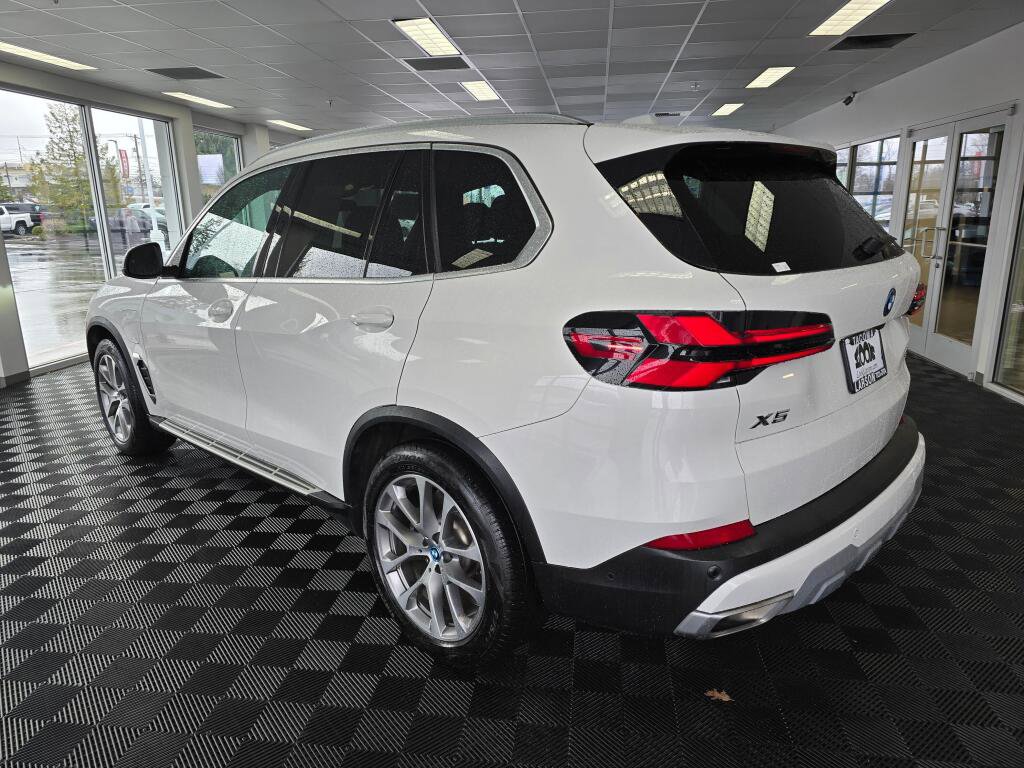 Used 2025 BMW X5 xDrive50e image 5