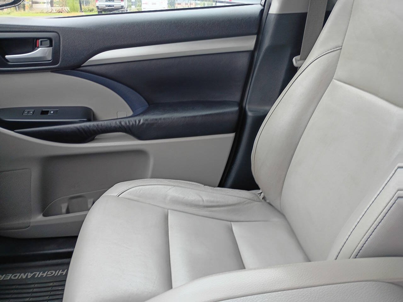 Used 2016 Toyota Highlander XLE AWD/4WD image 23