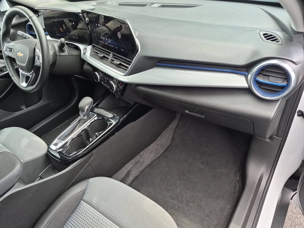 Used 2025 Chevrolet Trax LT w/ LT Convenience Package FWD image 31