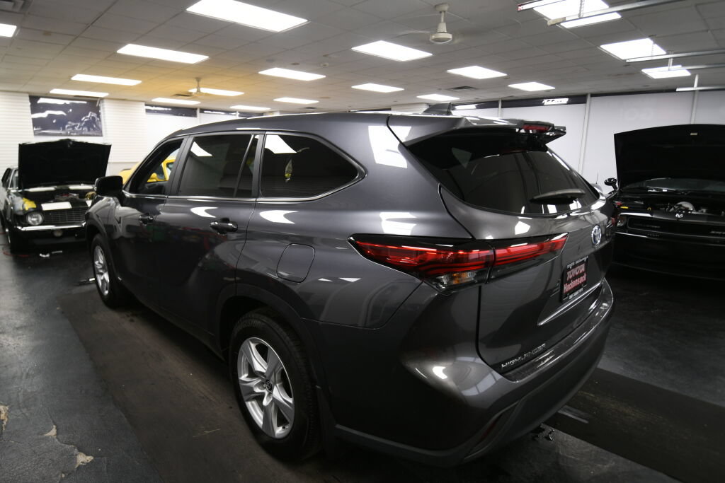 Used 2023 Toyota Highlander LE AWD/4WD image 6