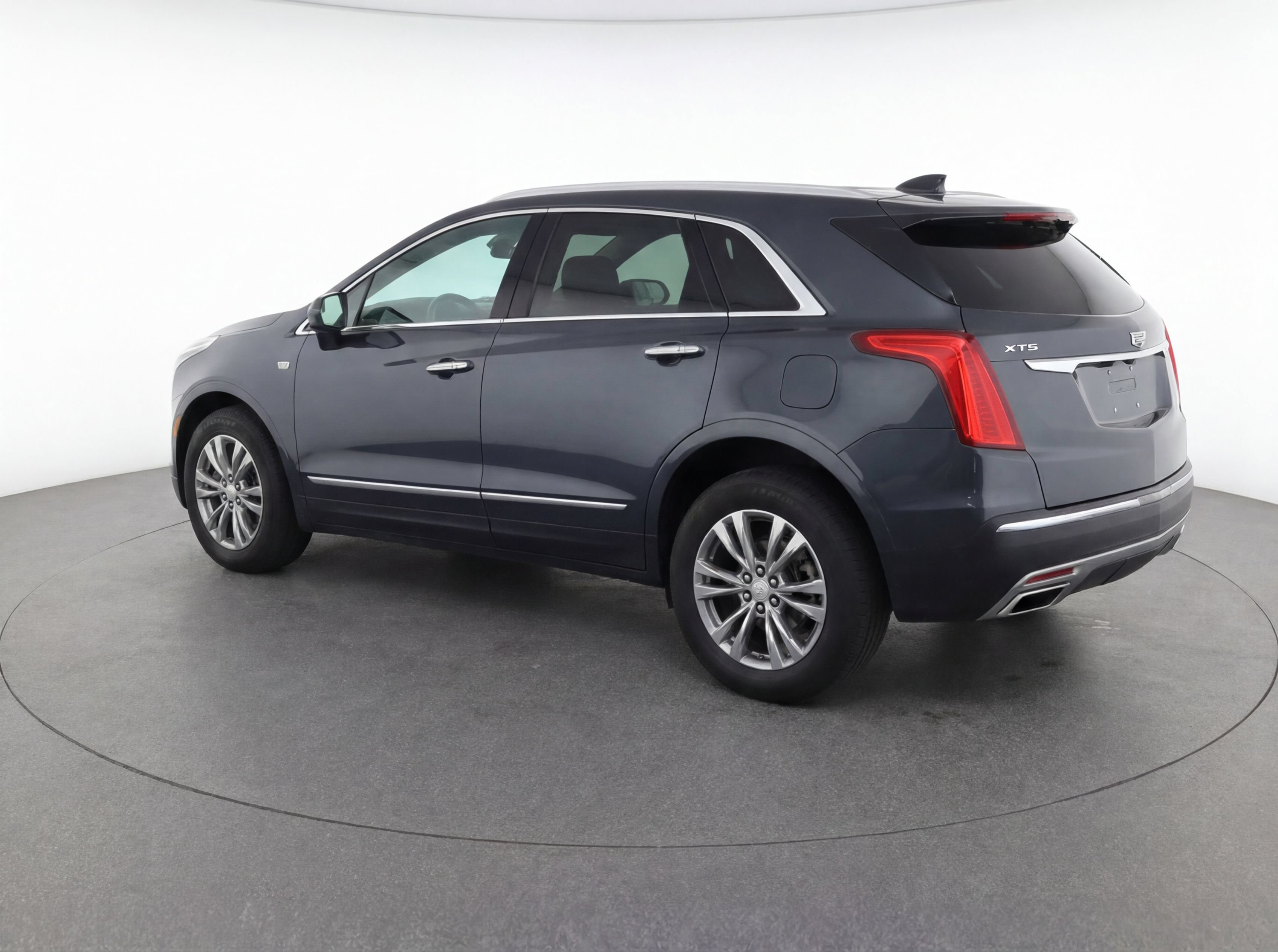 Used 2021 Cadillac XT5 Premium Luxury FWD image 3