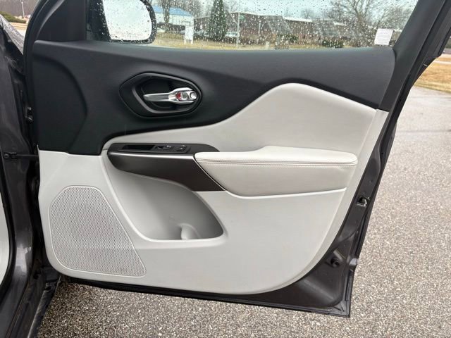 Used 2019 Jeep Cherokee Limited FWD image 30