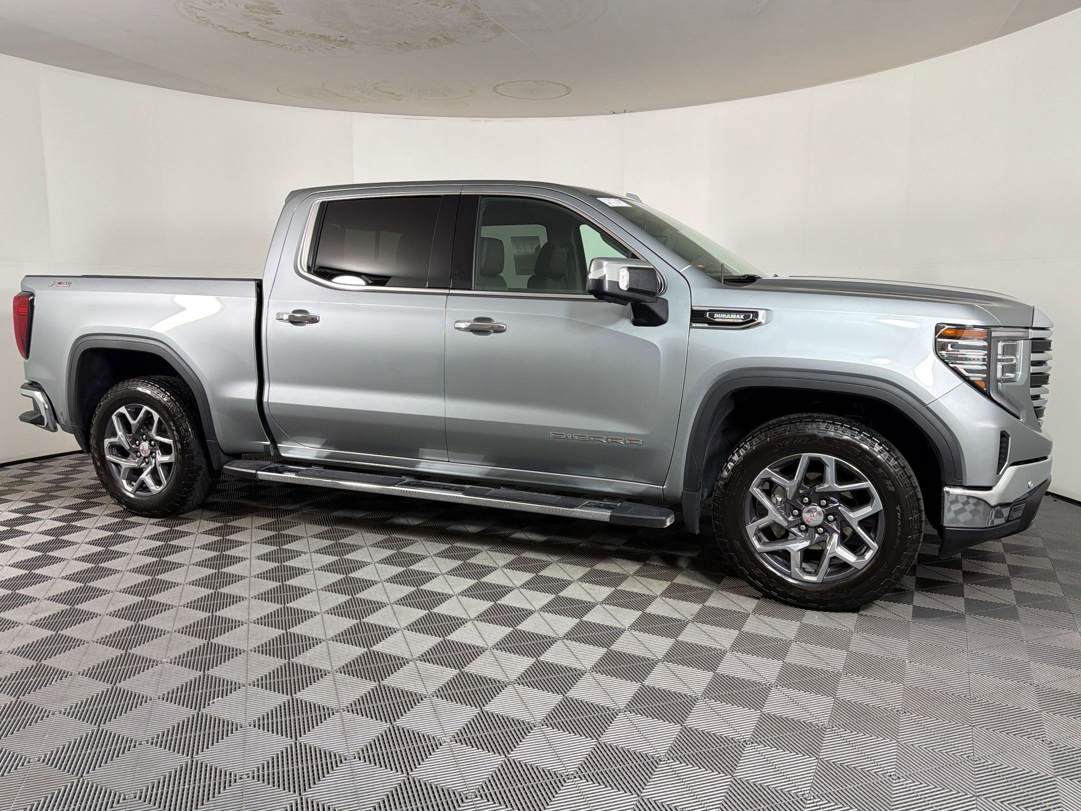 Used 2025 GMC Sierra 1500 SLT w/ SLT Premium Plus Package AWD/4WD image 5