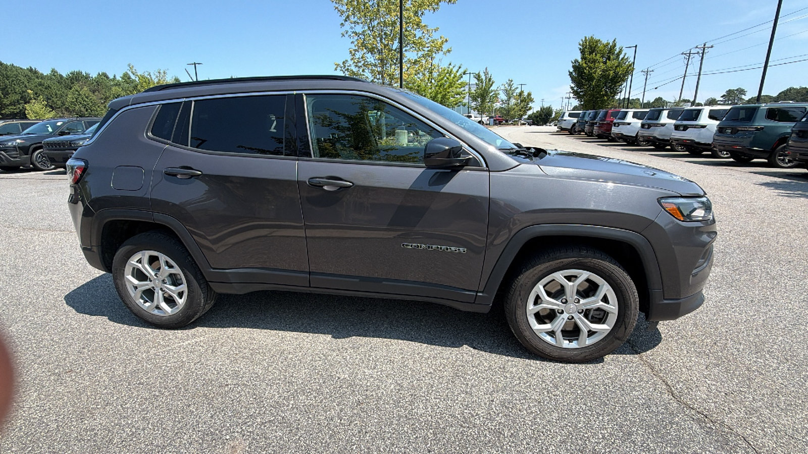 Used 2024 Jeep Compass Latitude AWD/4WD image 7