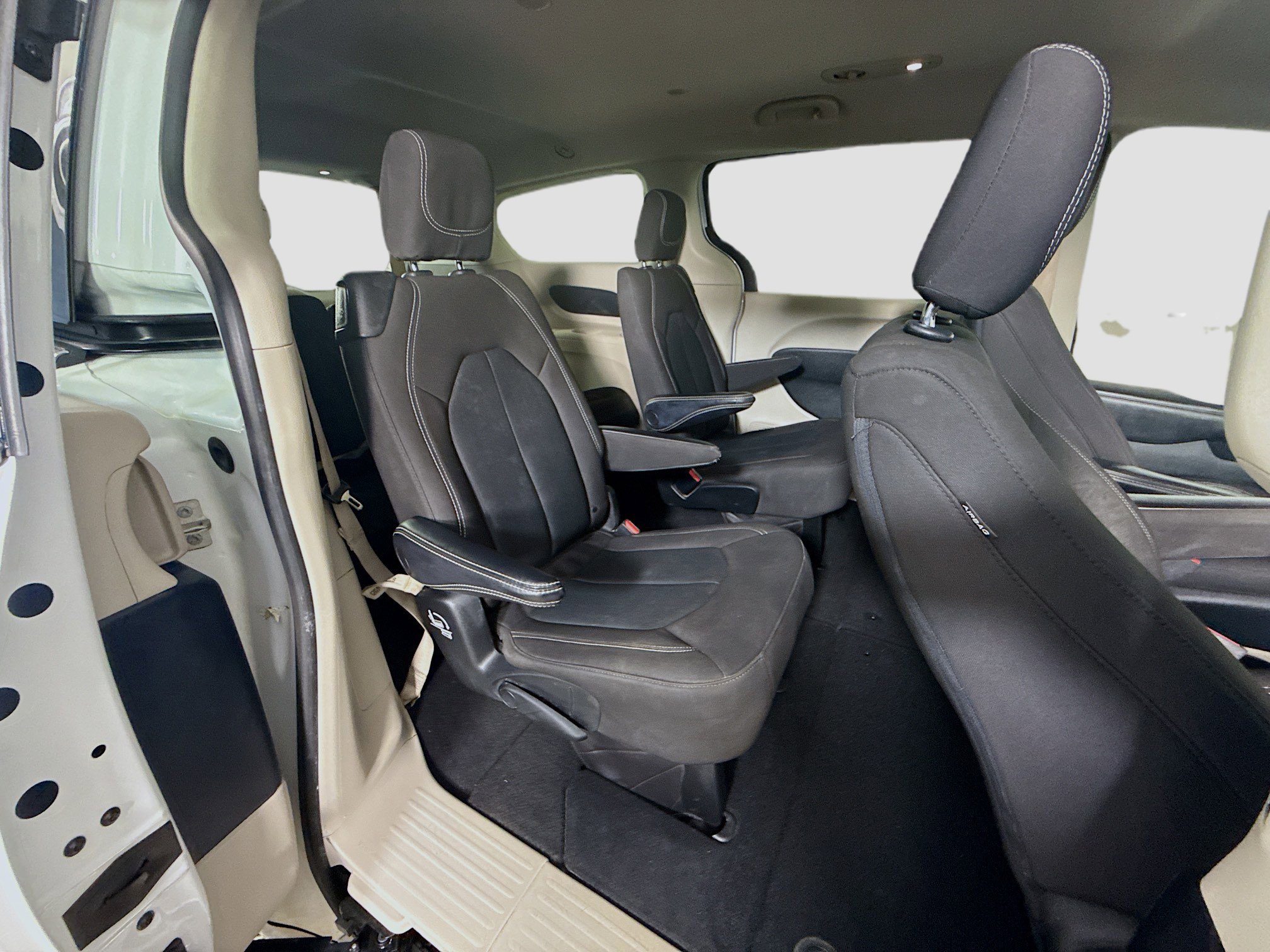 Used 2022 Chrysler Voyager LX FWD image 26