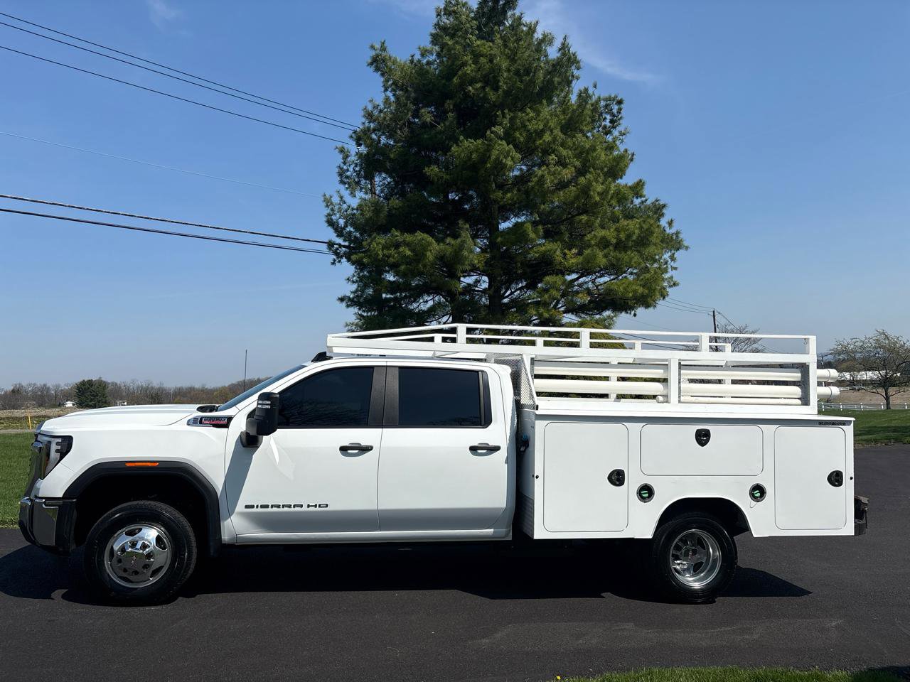 Used 2024 GMC Sierra 3500 Pro w/ Convenience Package image 2