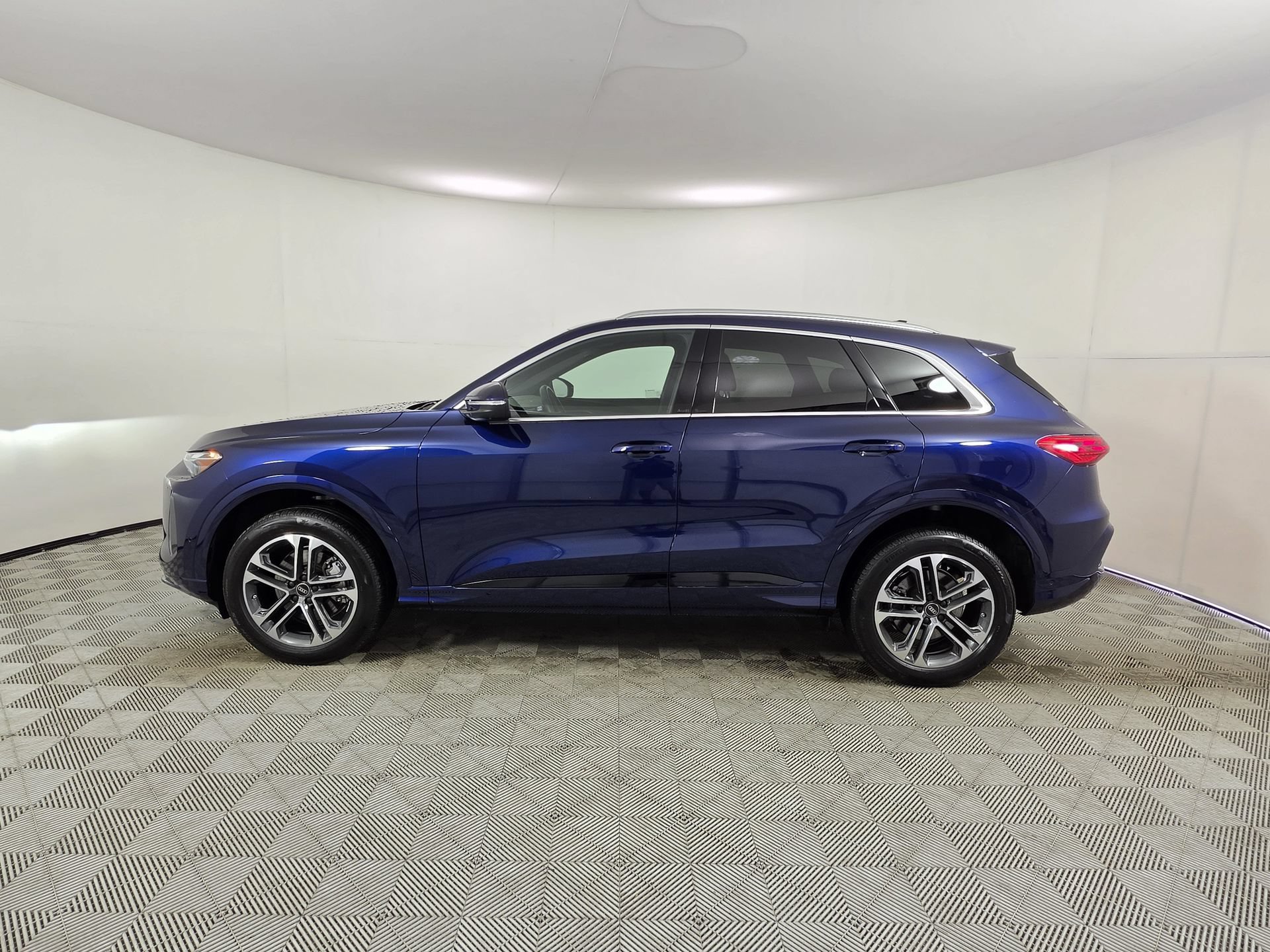Used 2025 Audi Q5 Premium w/ Convenience Package AWD/4WD image 4