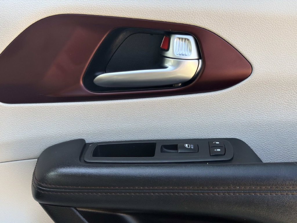 Used 2020 Chrysler Pacifica Limited w/ Advanced Safetytec Group FWD image 18