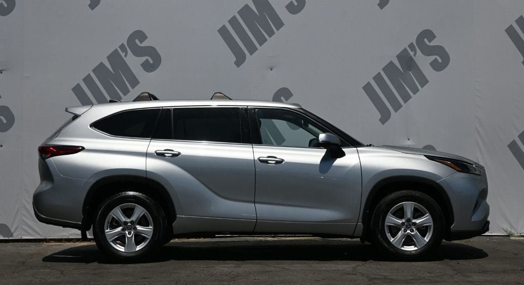 Used 2022 Toyota Highlander LE FWD image 4