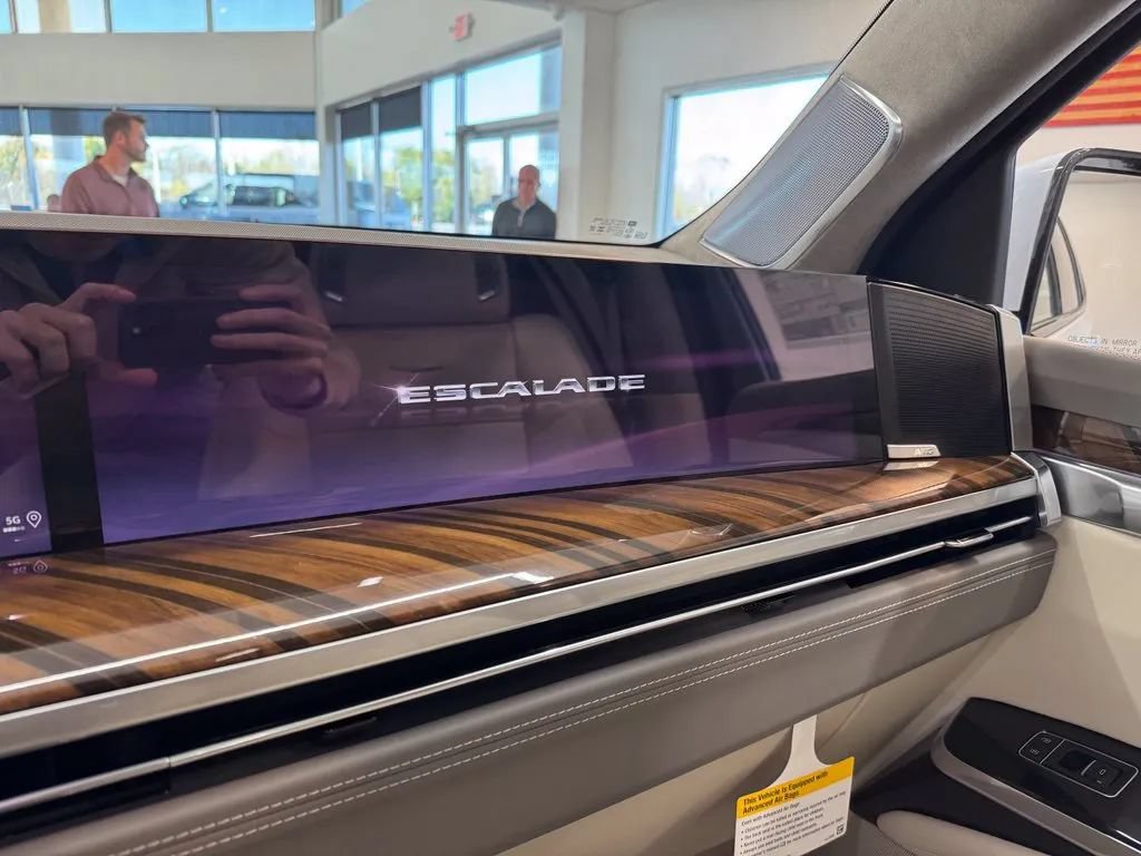 New 2027 Cadillac Escalade Platinum Sport w/ LPO, Floor Liner Package AWD/4WD image 28