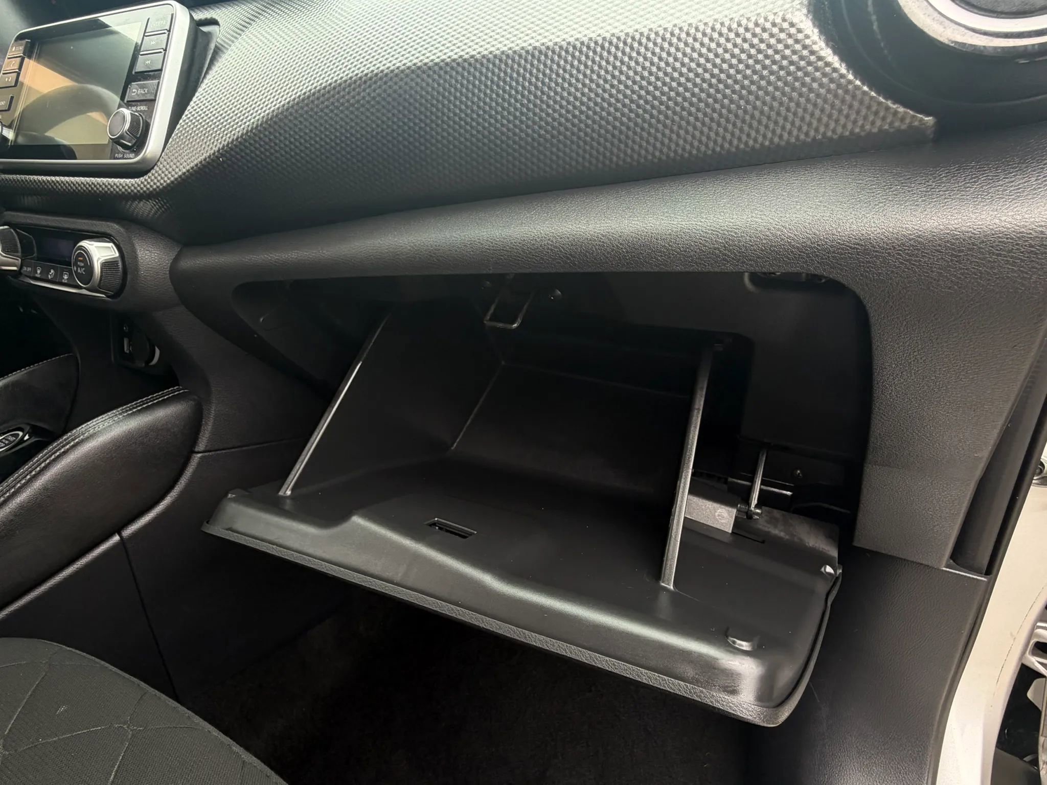 Used 2019 Nissan Kicks SV FWD image 32
