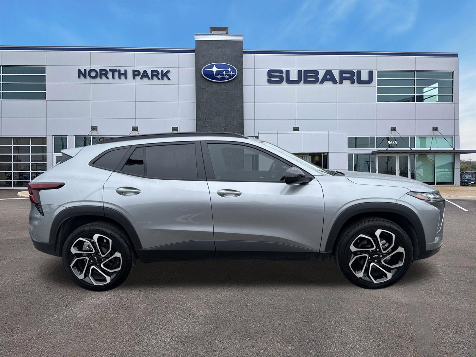 Used 2025 Chevrolet Trax RS w/ Driver Confidence Package FWD image 2