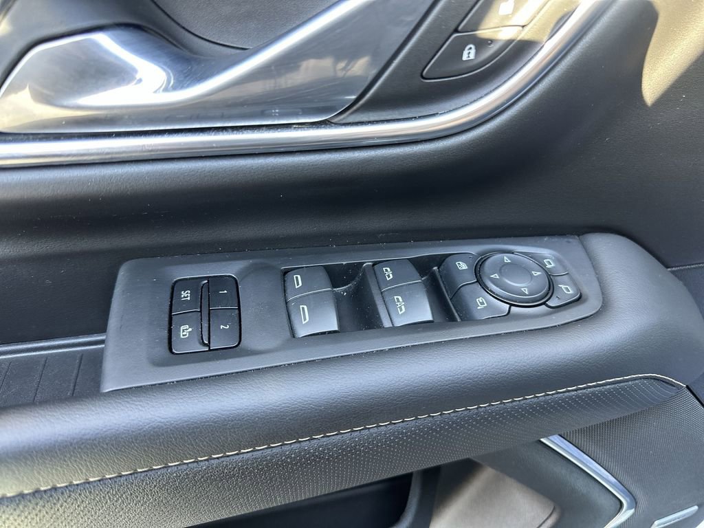 Used 2024 GMC Yukon SLT w/ SLT Luxury Package image 13