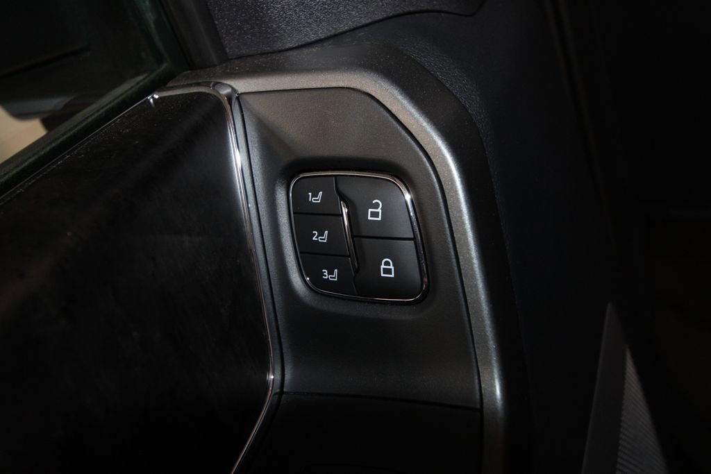 Used 2025 Ford F350 Lariat w/ Black Appearance Package image 9