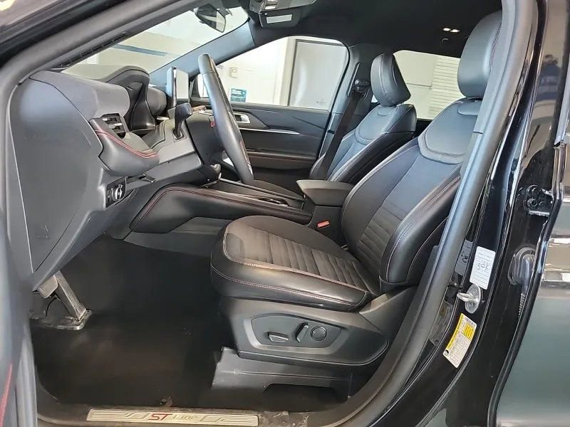 Used 2025 Ford Explorer ST-Line w/ ST-Line Street Pack AWD/4WD image 6