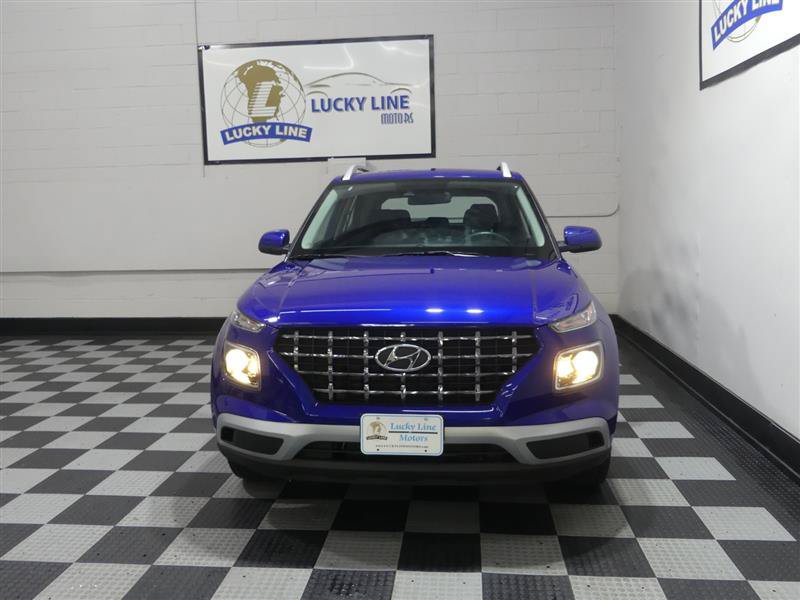 Used 2022 Hyundai Venue SEL FWD image 2