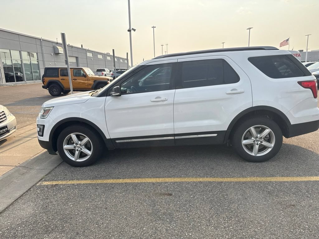 Used 2017 Ford Explorer XLT AWD/4WD image 4