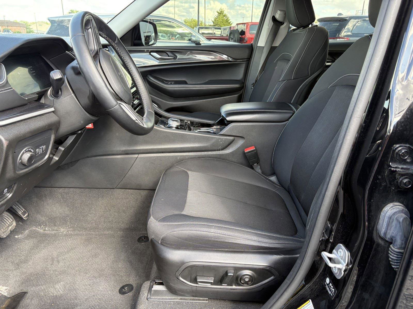 Used 2022 Jeep Grand Cherokee L Laredo w/ Luxury Tech Group I AWD/4WD image 15