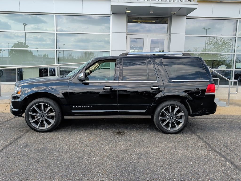 Used 2016 Lincoln Navigator Reserve AWD/4WD image 2