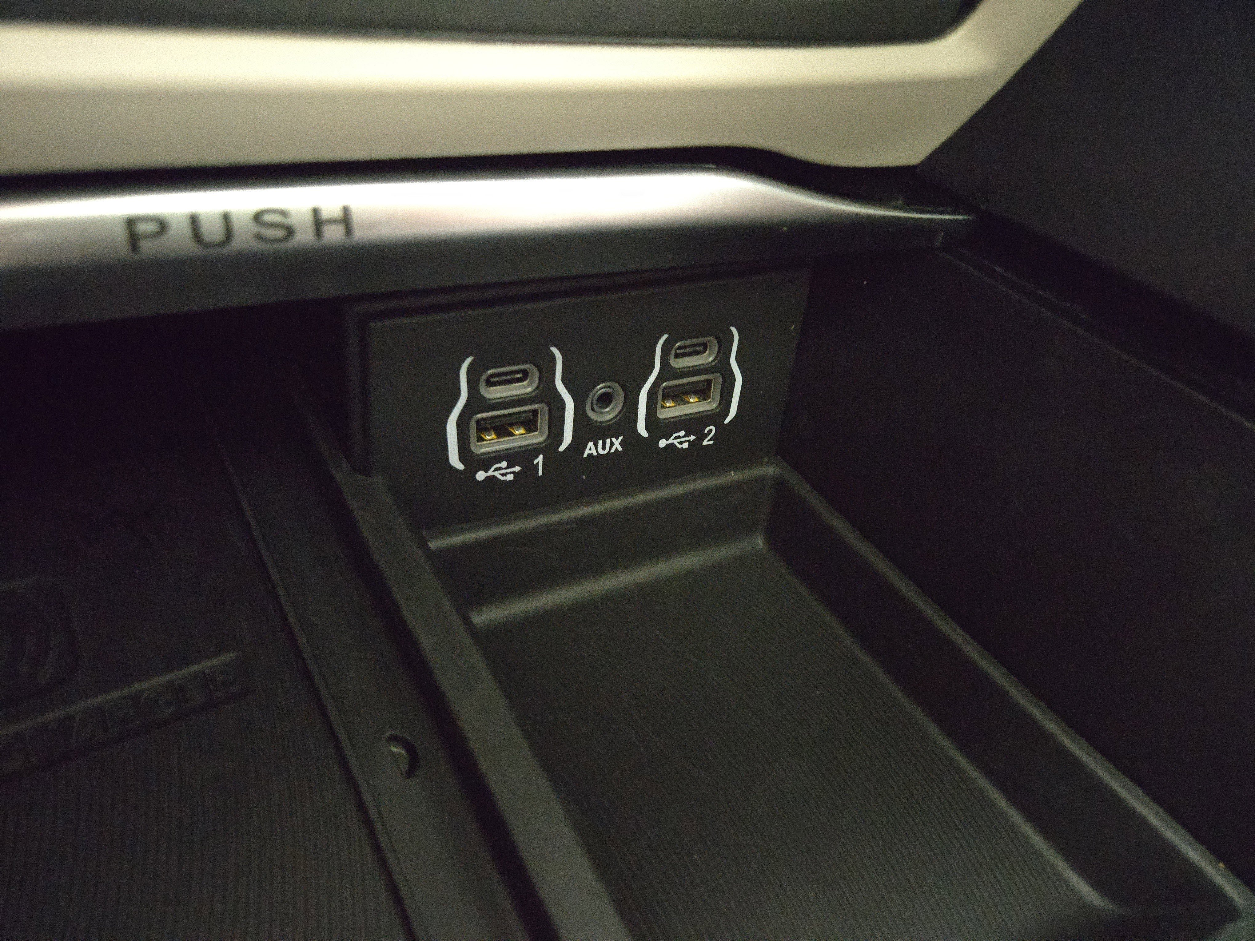 Used 2024 Chrysler Pacifica Limited image 29