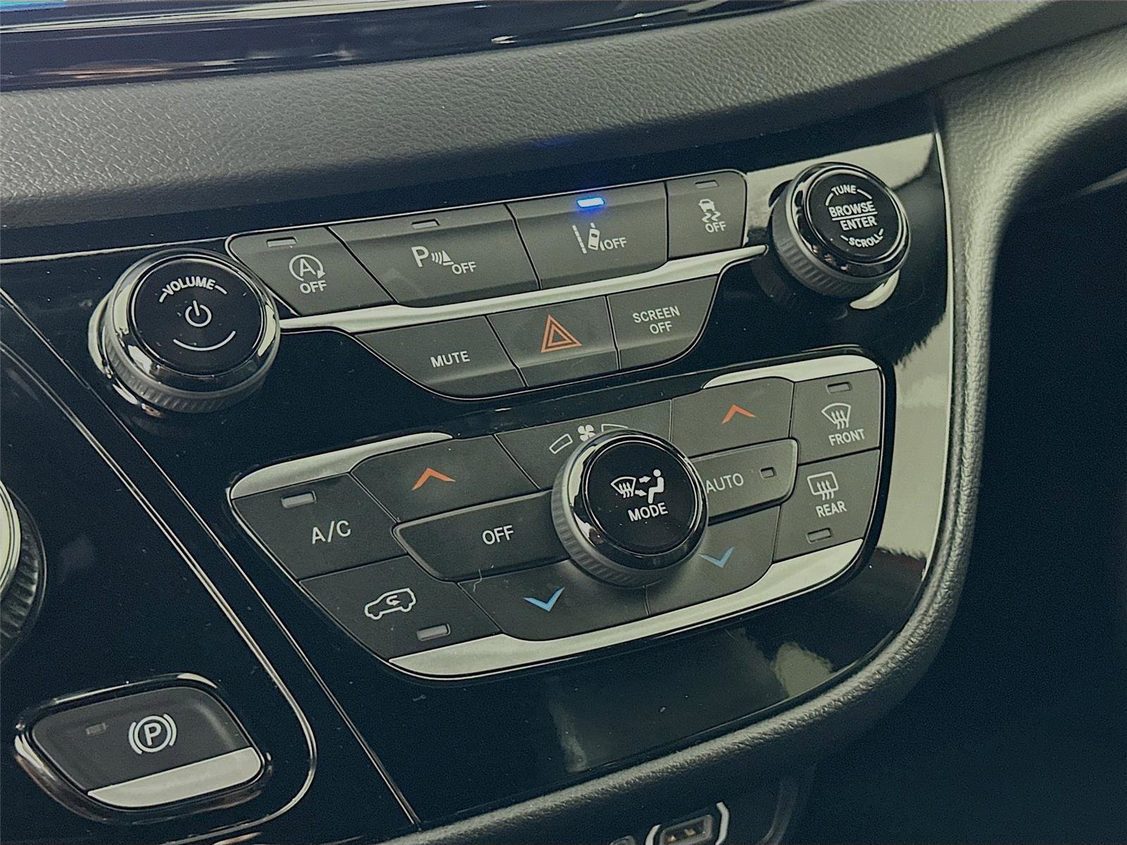 Used 2025 Chrysler Pacifica Select image 16