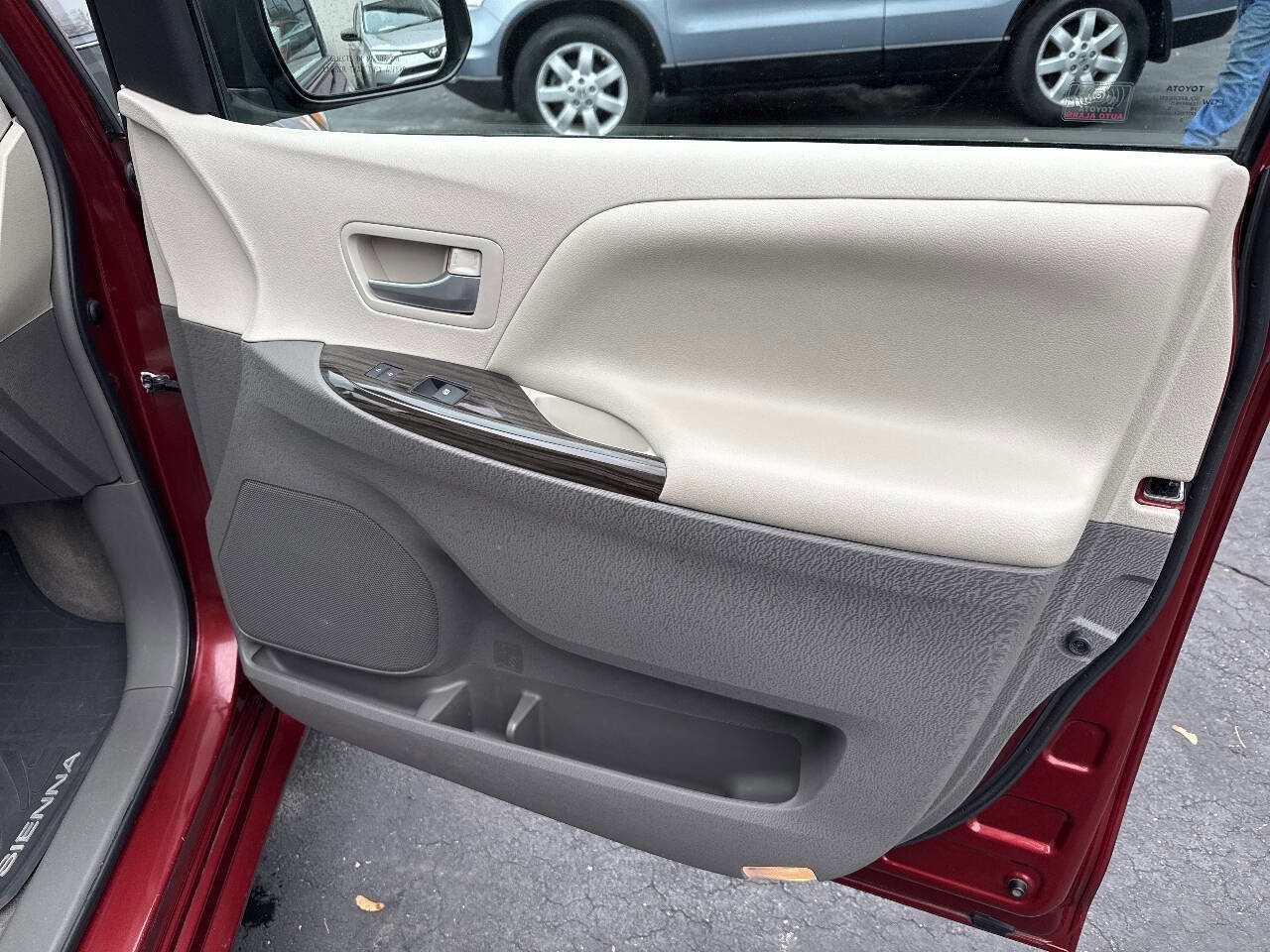 Used 2015 Toyota Sienna image 26