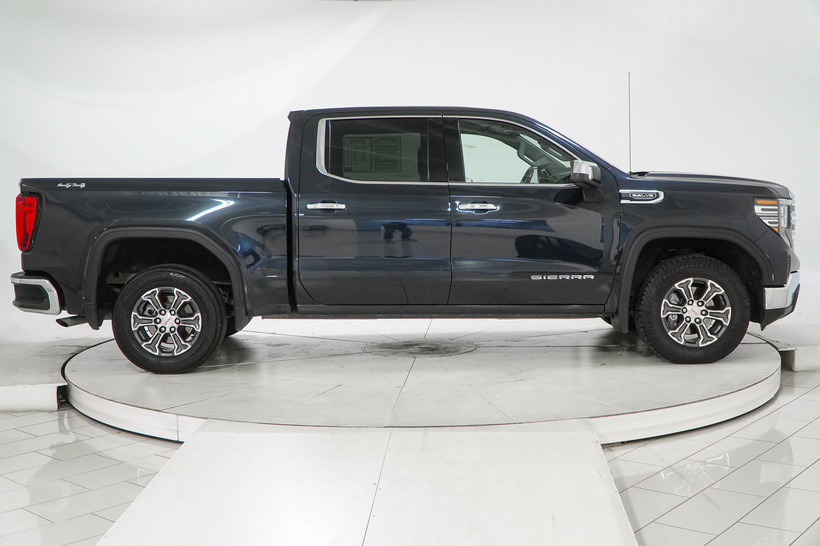 Used 2025 GMC Sierra 1500 SLT AWD/4WD image 12