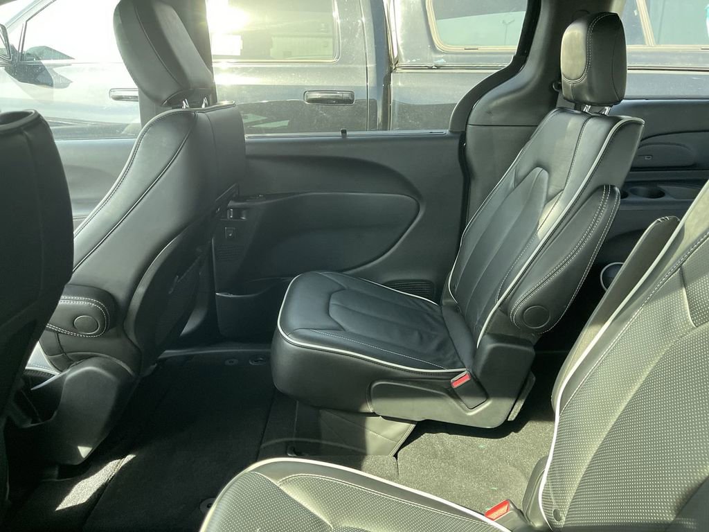 Used 2025 Chrysler Pacifica Limited FWD image 5