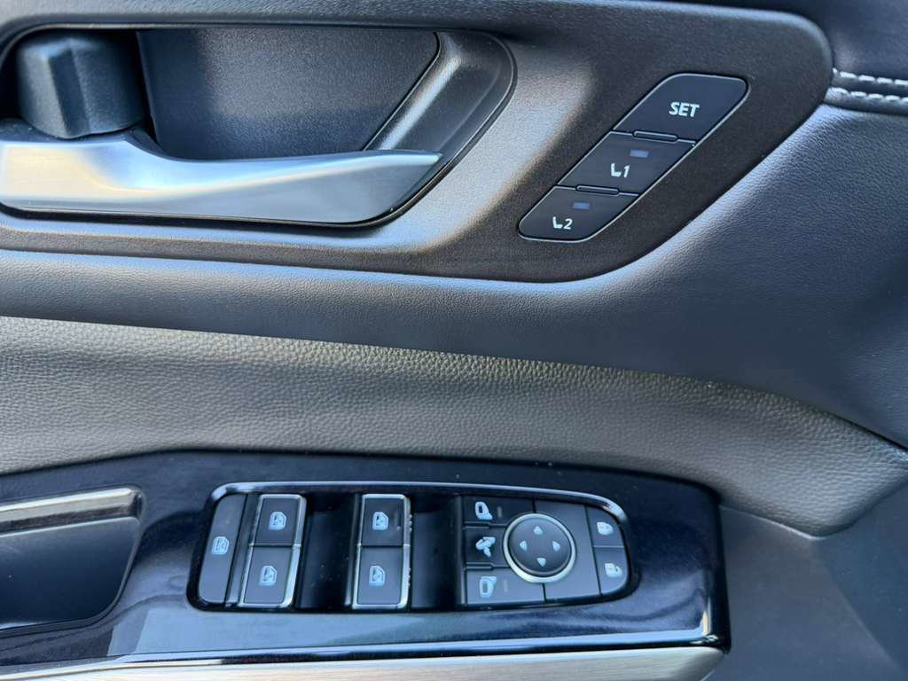 Used 2022 Nissan Pathfinder Platinum w/ Cargo Package image 17