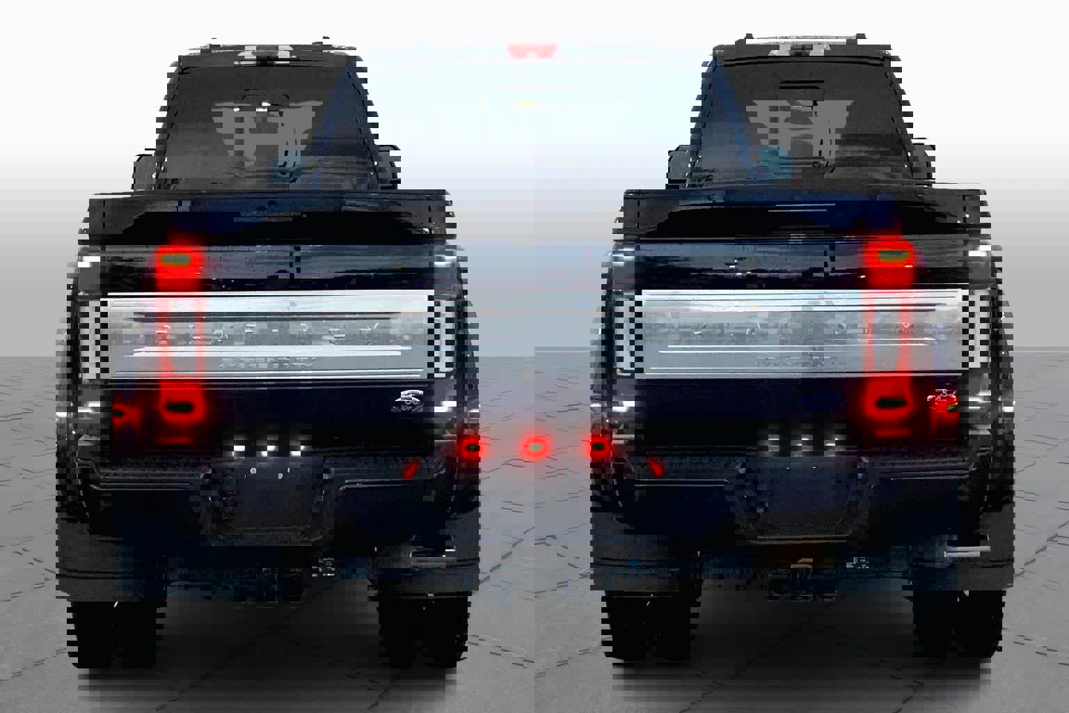 Used 2022 Ford F450 Platinum w/ FX4 Off-Road Package image 4