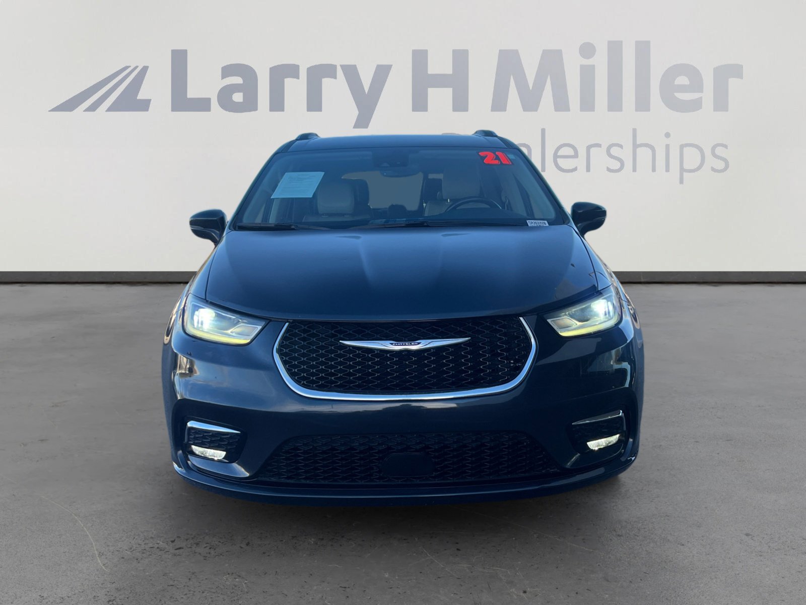 Used 2021 Chrysler Pacifica Touring-L image 8