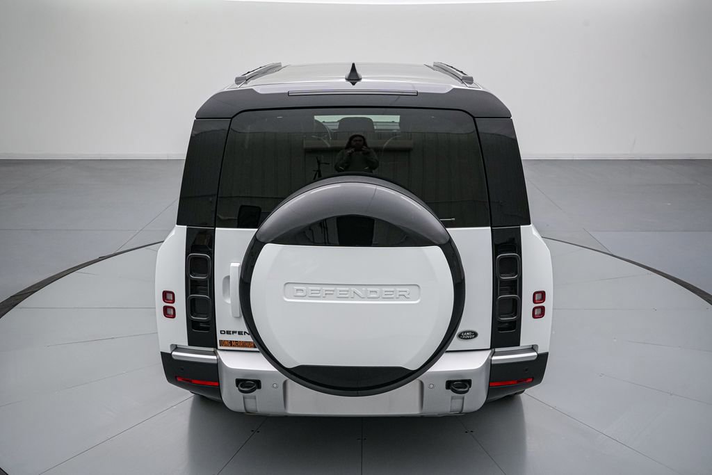 Used 2023 Land Rover Defender 130 SE image 5