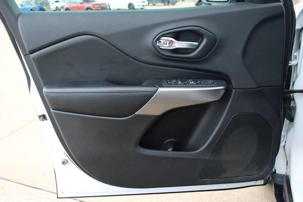 Used 2019 Jeep Cherokee Latitude Plus w/ Comfort/Convenience Group AWD/4WD image 39
