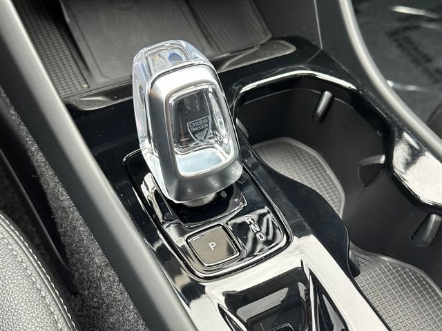 Certified 2025 Volvo XC40 B5 Plus AWD/4WD image 17
