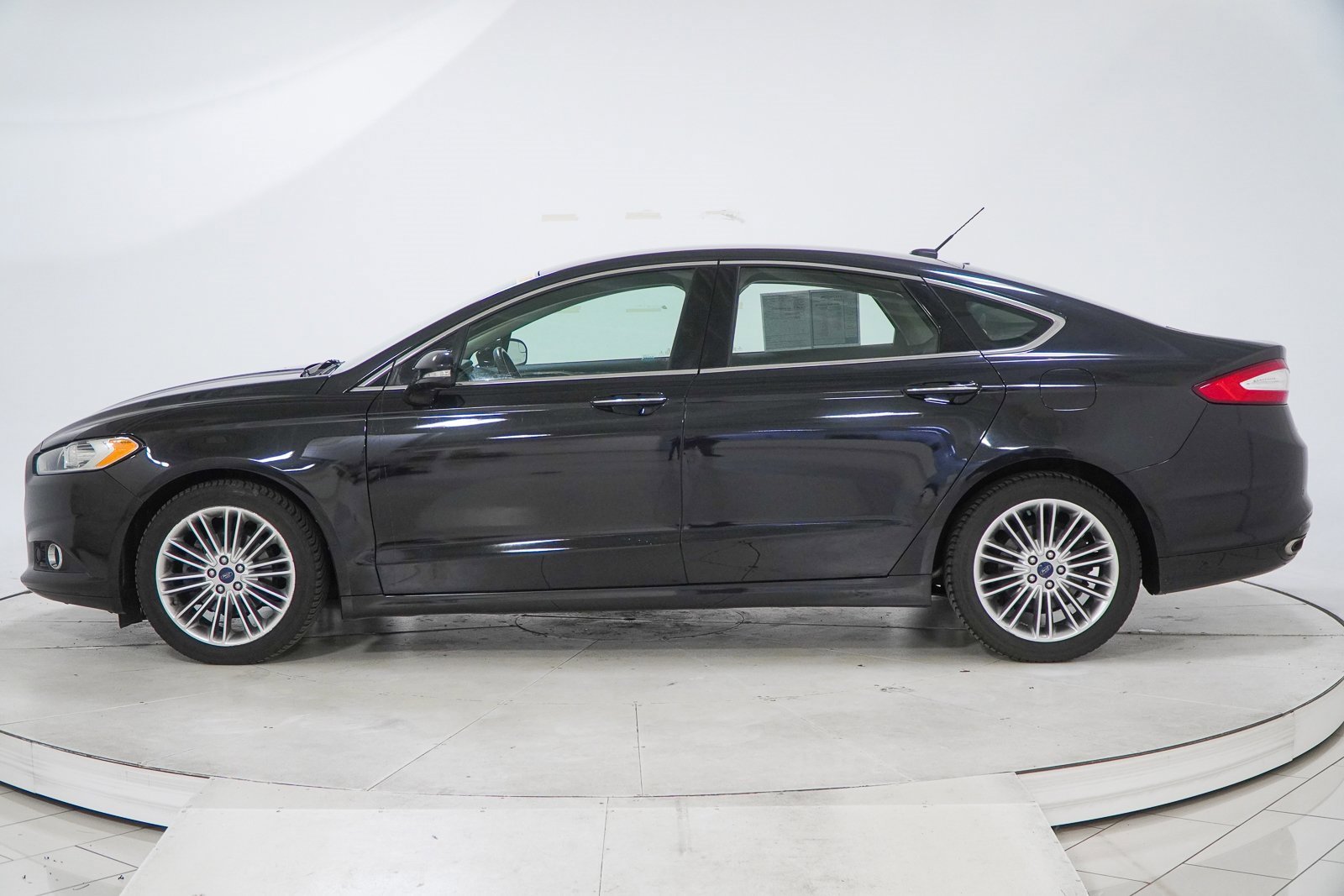 Used 2015 Ford Fusion SE w/ Equipment Group 202A image 4