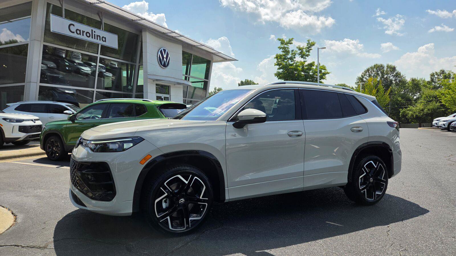 New 2027 Volkswagen Tiguan SEL R-Line AWD/4WD image 2