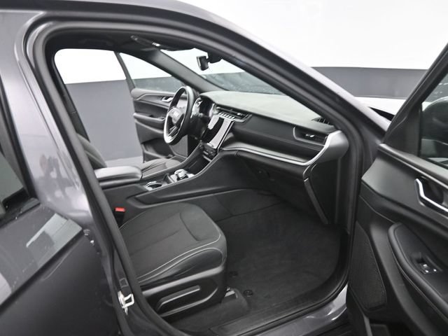 Used 2024 Jeep Grand Cherokee Laredo AWD/4WD image 17