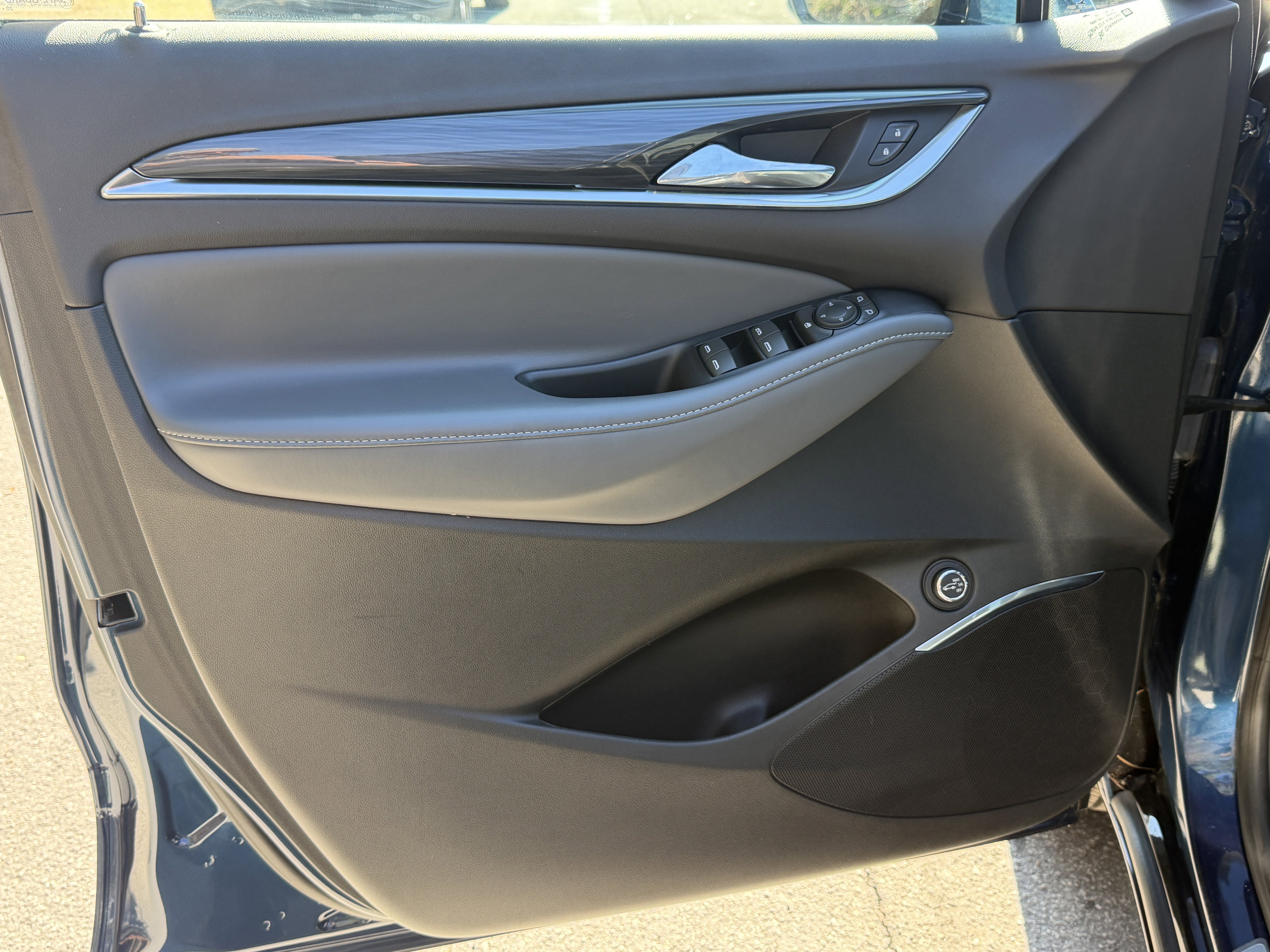 Used 2023 Buick Enclave Essence image 10